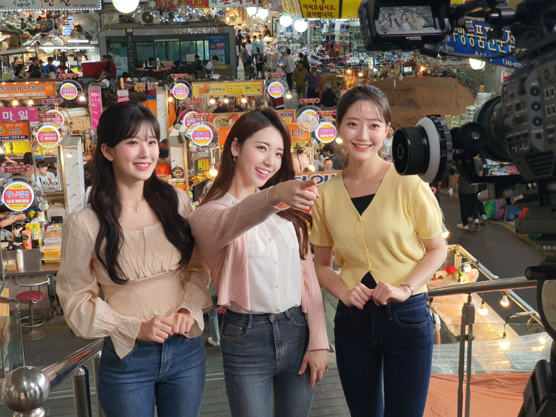 임채원 아나운서, 김민지 기상캐스터, 이우현 모델 겸 아나운서(왼쪽부터)등이 의정부제일시장에서 시승격 60주년 기념 영상을 촬영하고 있다./사진제공=의정부시