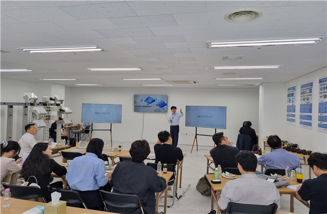 이철희 딥인스펙션 대표가 포스트팁스 팸투어에 참석한 투자사들을 대상으로 AI·영상 기반 인프라시설 안전점검 구독형 서비스를 소개하고 있다/사진제공=딥인스펙션