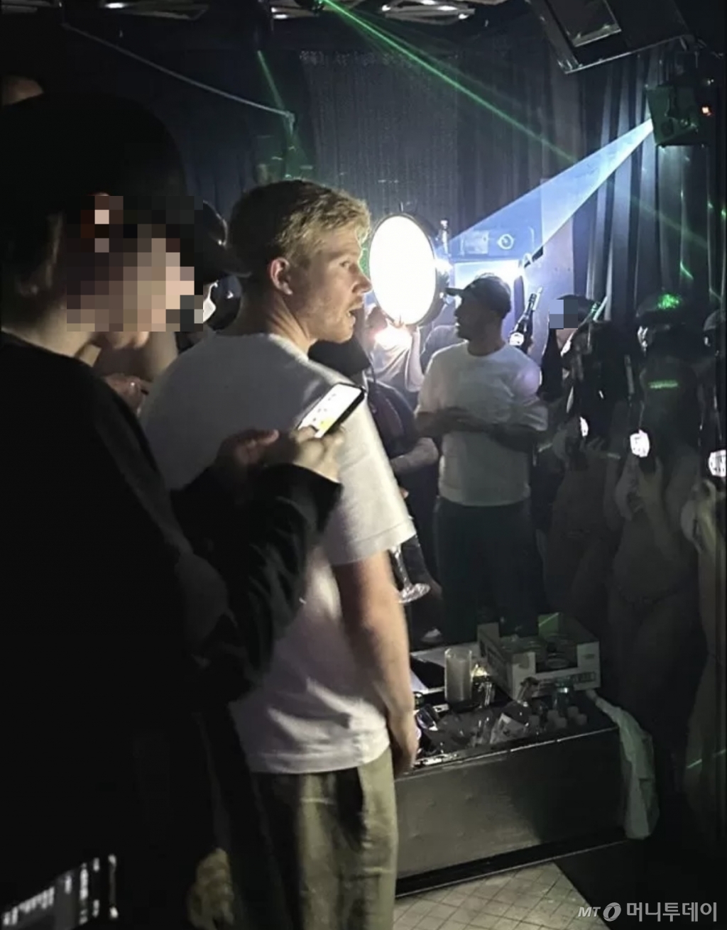  잉글랜드 프리미어리그(EPL) 명문 구단 '맨체스터 시티'의 축구선수들이 28일 오전 2시쯤 서울 서초구 소재의 클럽 '레이스'를 방문했다. 사진은 세계 최고 미드필더로 평가받는 케빈 더 브라위너 /사진=독자 제공 