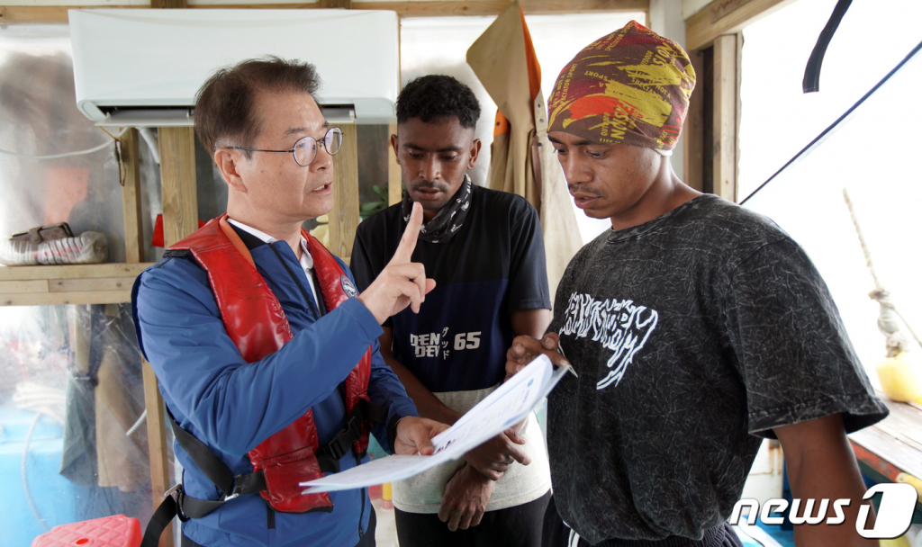 이정식 고용노동부 장관이 11일 안산시 대부도에 위치한 E-9 외국인근로자 고용 어업 사업장을 방문해 작업환경을 점검하고 있다. (고용부 제공) 2023.7.11/사진=뉴스1