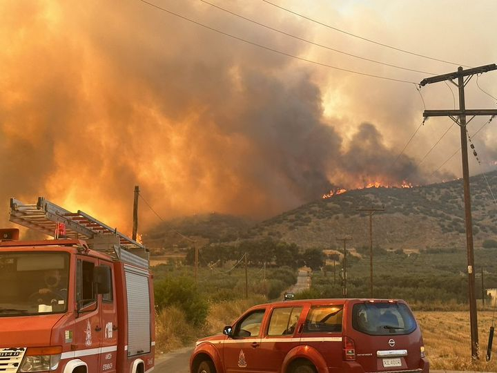 수십 건의 산불이 번지고 있는 그리스에서 공군 무기고가 폭발하면서 화염과 시커먼 연기를 뿜어내자 시민들은 공포에 사로잡혔다. 출처 @keeptalkingGR /사진=뉴시스