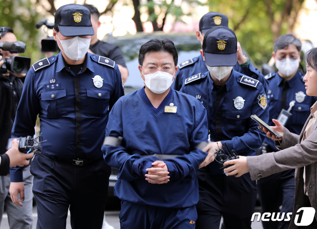 소시에테제네랄(SG)증권발 폭락 사태와 관련해 주가조작을 주도한 의혹을 받는 라덕연 투자자문업체 대표가 올해 5월 11일 오전 서울 양천구 서울남부지방법원에서 열리는 구속 전 피의자심문(영장실질심사)에 출석하고 있다. /사진=뉴스1.