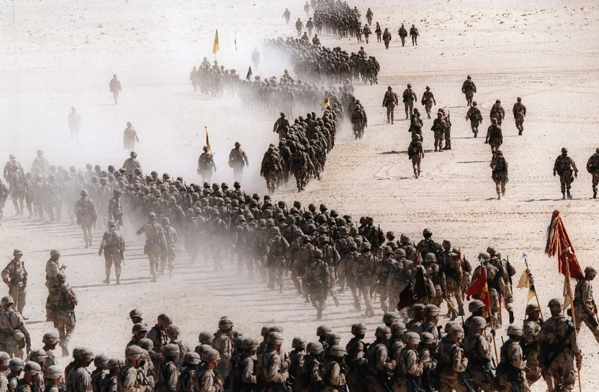 1990년 11월4일 이라크의 쿠웨이트 침공에 대응하기 위해 미군 병력이 투입돼 사우디아라비아 사막을 가로질러 가는 모습. /AP=뉴시스