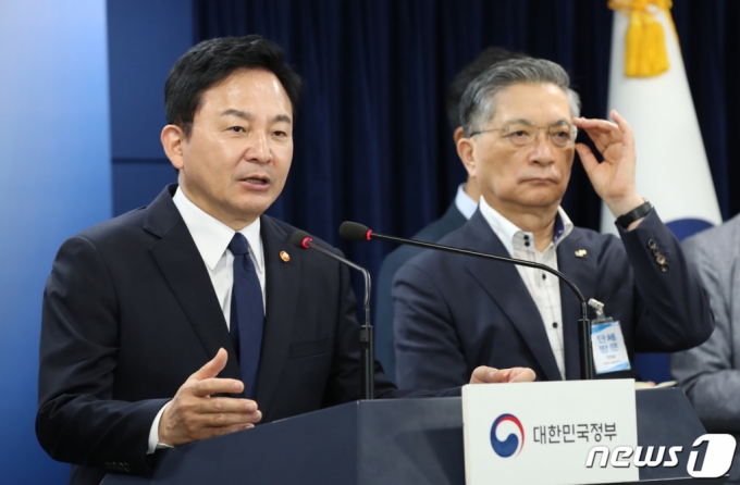 (서울=뉴스1) 박지혜 기자 = 원희룡 국토교통부 장관이 31일 서울 종로구 정부서울청사에서 LH 무량판 구조 조사결과를 발표하고 있다. 오른쪽은 이한준 LH 사장. 2023.7.31/뉴스1 Copyright ? 뉴스1. All rights reserved. 무단 전재 및 재배포 금지.