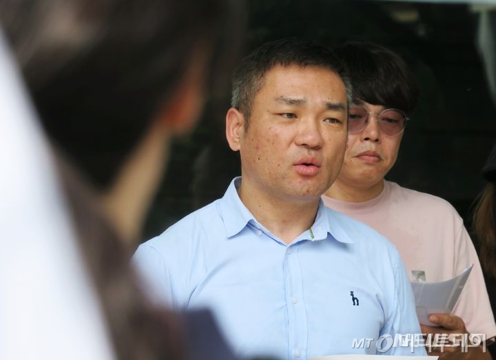 재외동포 전세사기 피해자인 고홍남씨 가족이 1일 오전 인천 연수구 재외동포청 앞에서 기자회견을 열고 “재외동포청은 전세사기 피해지원에 대해 적극적으로 지원을 해야한다”고 촉구하고 있다. /사진=정세진 기자 