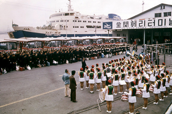= 안전행정부 국가기록원이 '관광의 날'을 맞아 관광산업의 변화를 보여주는 사진을 25일 공개했다. 사진은 1977년 일본수학여행단 환영행사. (국가기록원 제공) 2014.9.25/뉴스1  
