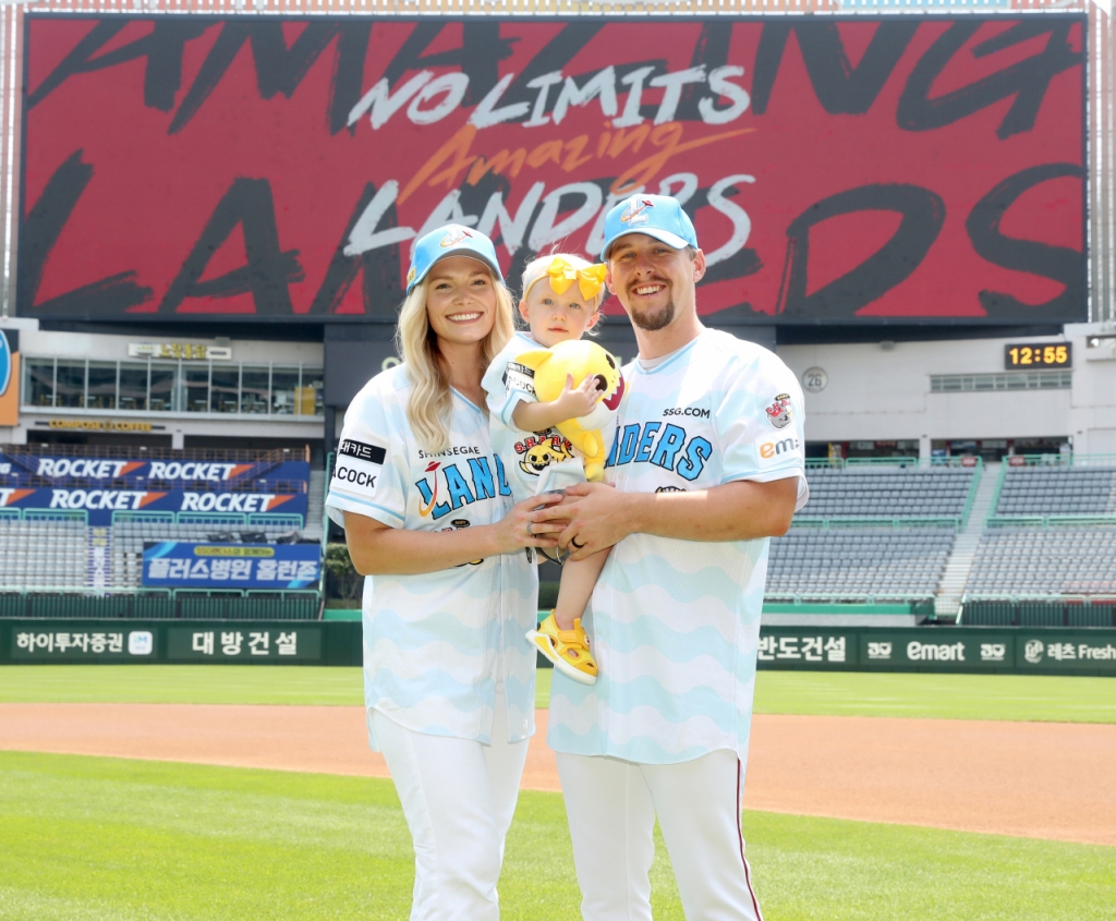 맥카티 가족들이 아기상어데이 유니폼을 입은 모습/사진제공=신세계그룹