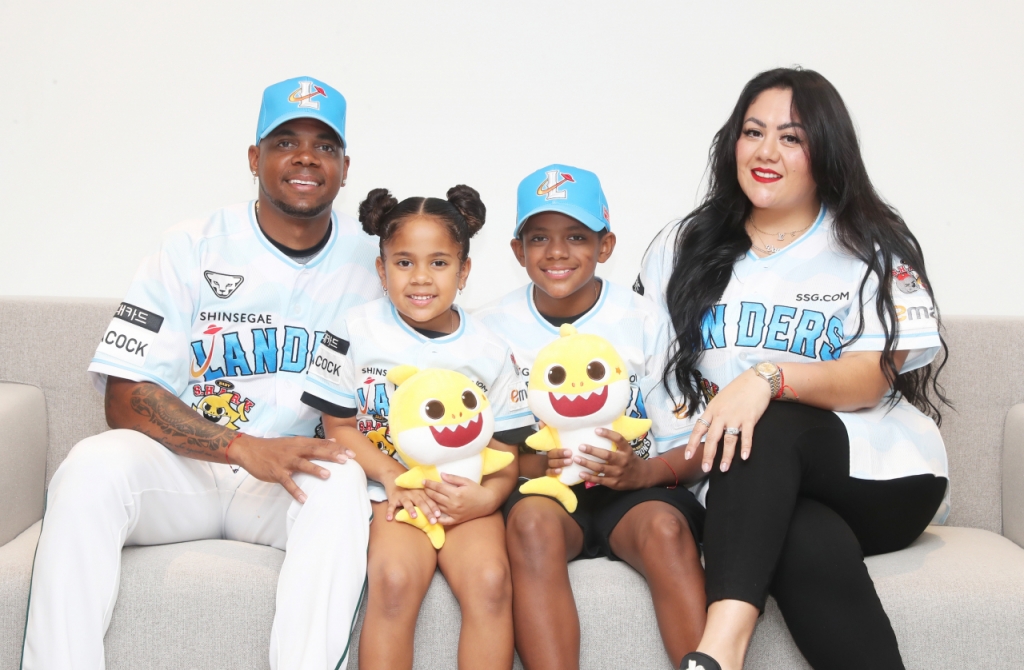 엘리아스 가족들이 아기상어데이 유니폼을 입은 모습/사진제공=신세계그룹