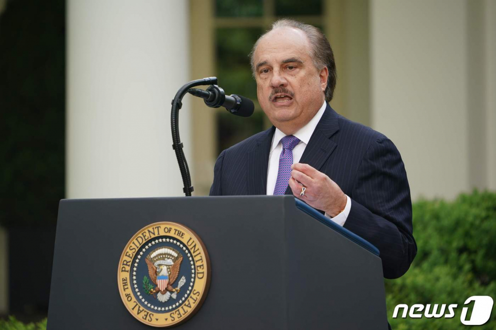 (워싱턴 AFP=뉴스1) 우동명 기자 = 래리 멀로 CVS CEO가 27일 (현지시간) 워싱턴 백악관에서 열린 코로나19 기자회견서 발언을 하고 있다.  ? AFP=뉴스1  