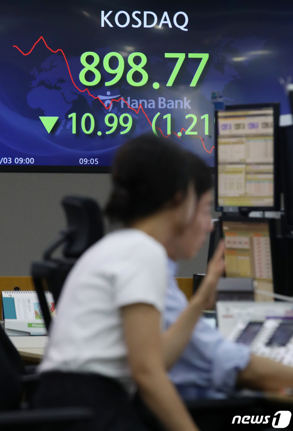 (서울=뉴스1) 김성진 기자 = 3일 오전 서울 중구 하나은행 명동점 딜링룸에서 개장 시황이 나오고 있다. 이날 오전 9시5분 기준 코스피는 전날 종가와 비교해 2.58포인트(p)(0.10%) 하락한 2613.89을, 코스닥은 전날 대비 4.15p(0.46%) 하락한 905.61, 달러·원 환율은 0.5원 오른 1299원에 개장했다. 2023.8.3/뉴스1 Copyright ? 뉴스1. All rights reserved. 무단 전재 및 재배포 금지.