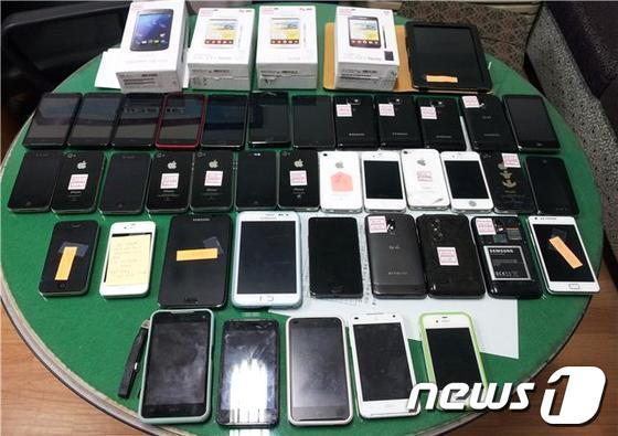 수사기관에 압수된 스마트폰 /사진=뉴스1