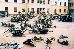 1998년 8월7일 케냐 나이로비 주재 미국 대사관 인근의 파손된 차량들. /사진=FBI