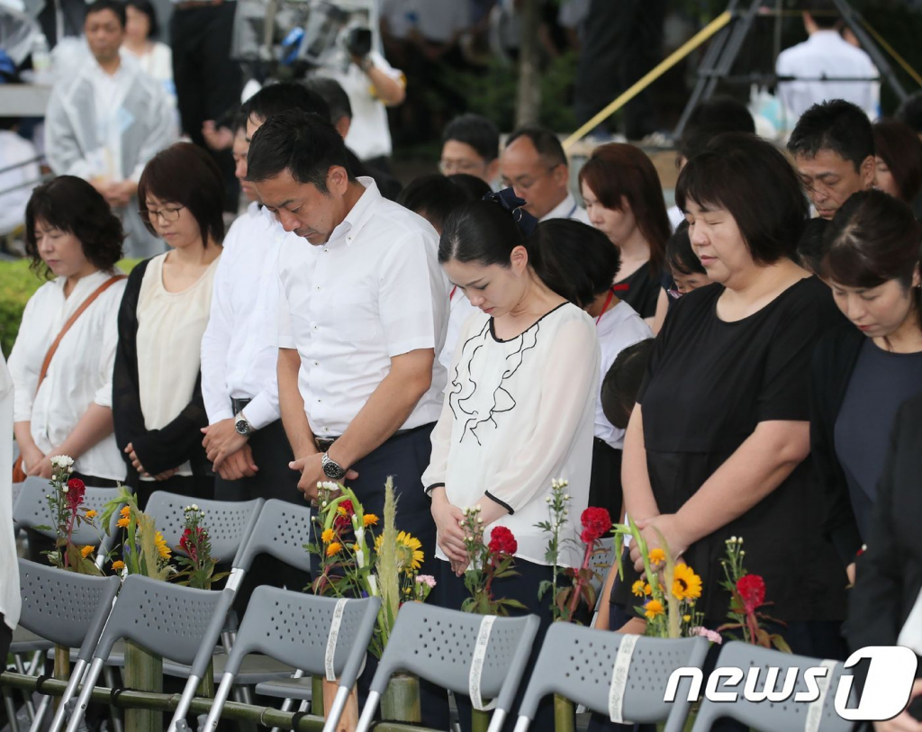 2019년 일본 시민들이 히로시마 원자폭탄 투하 74주기를 맞아 히로시마 평화기념공원에서 열린 희생자 위령식에 참석해 묵념하고 있다. /AFPBBNews=뉴스1
