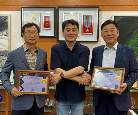 (왼쪽부터) 천일산업 최봉규 대표, 씨너지 박준우 CFO, 월드플러스전자 양영화 대표/사진= 씨너지 제공