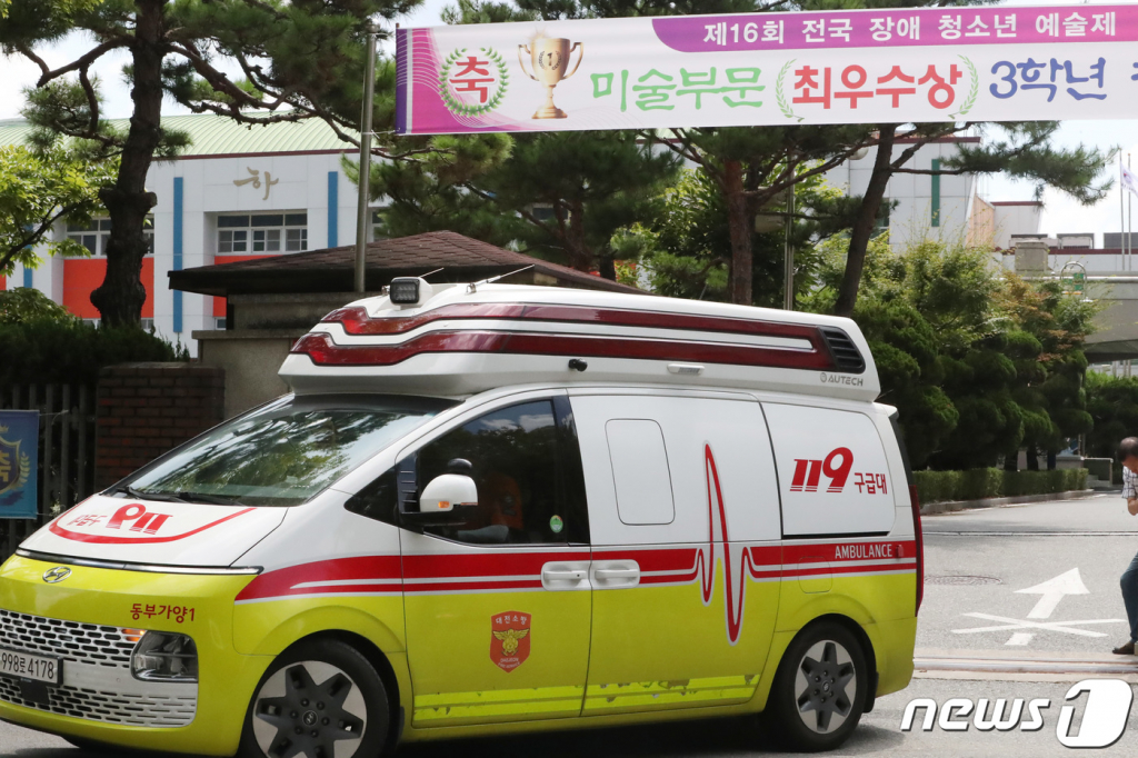 (대전=뉴스1) 김기남 기자 = 4일 오전 대전 대덕구 한 고등학교에서 20∼30대로 추정되는 남성이 학교에 무단침입해 40대 교사를 흉기로 찌르고 도주하는 사건이 발생했다. 사건이 발생한 학교에서 구급차량이 이동하고 있다.2023.8.4/뉴스1  Copyright ? 뉴스1. All rights reserved. 무단 전재 및 재배포 금지.