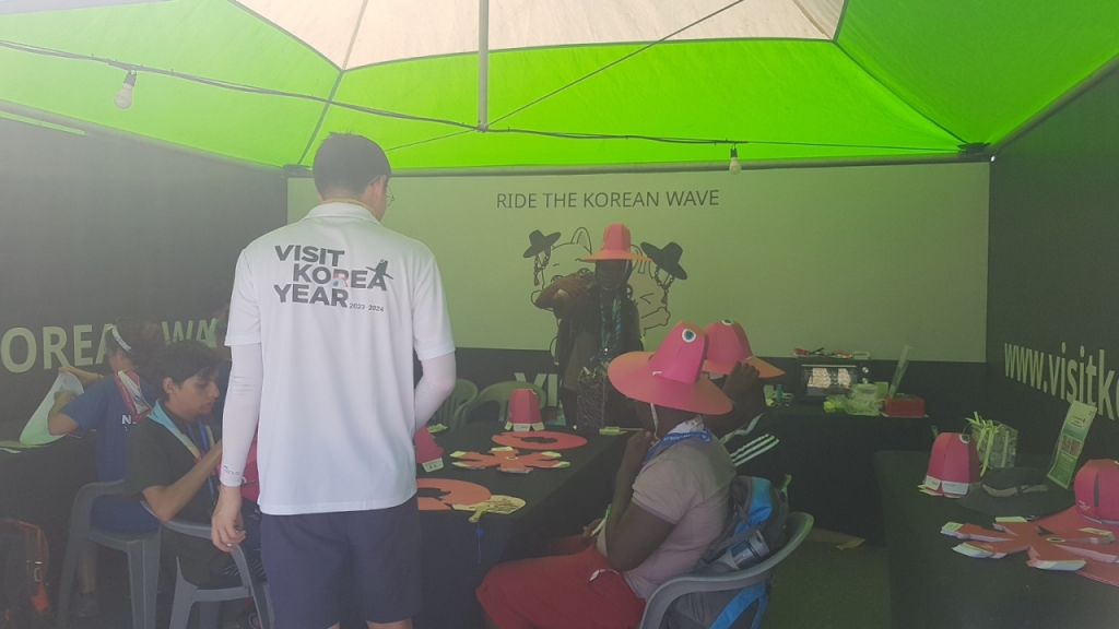 문체부·관광공사 한국관광홍보관에서 외국 참가대원들이 '갓' 만들기 체험에 참여하고 있다/사진= 유동주 기자