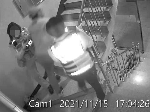 2021년 11월 인천 남동구 빌라에서 발생한 층간소음 관련 흉기난동 사건 당시 피해자 40대 여성의 남편이 범행 현장을 이탈하는 경찰관을 밀치고 3층 자신의 집으로 뛰어올라가고 있다. /피해자 측 제공