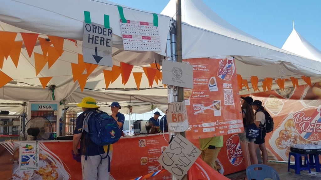 축구 국가대표팀 상징색인 오렌지색으로 꾸며진 네덜란드 식당/사진= 유동주 기자