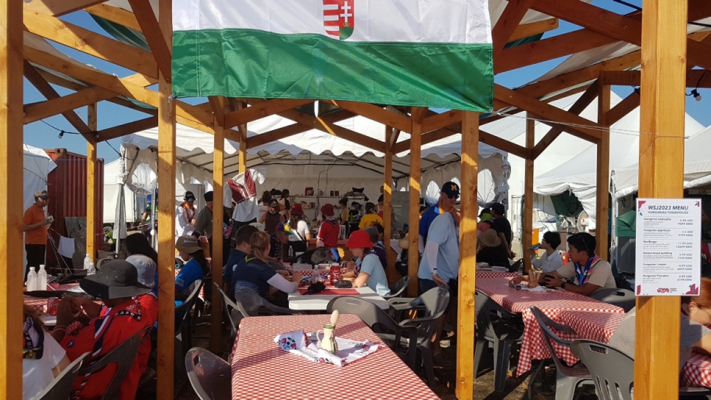 헝가리 푸드하우스는 5일 늦은 오후에도 음식을 먹고 있는 손님들로 붐볐다./사진 =유동주 기자