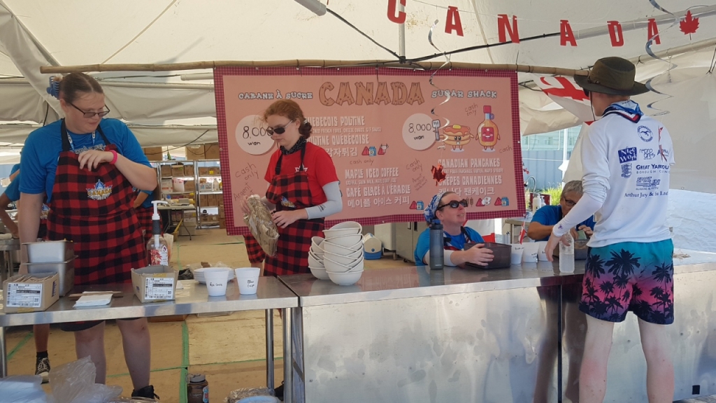 캐나다 특산품인 메이플 시럽을 뿌린 팬케이크 등을 팔고 있는 캐나다 푸드하우스/사진= 유동주 기자