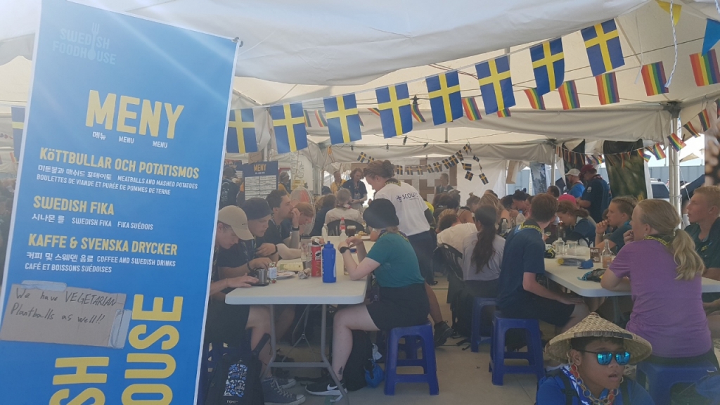 독일 스카우트단의 푸드하우스에서 팔고 있는 크롬바흐 무알콜 맥주 가격. 독일은 자국의 푸드하우스와 전시관 텐트에 디자인 개념을 도입해 다른 나라의 평범한 텐트들과 차별화했다. 냉방 장치가 별도로 없는데도 독일 텐트는 환기도 잘 되면서 시원한 느낌을 줘 대원들과 관광객들이 음료를 사 마시면서 많이 앉아 쉬는 공간이다. 채광도 천장에 독특한 구멍을 뚫어 확보한 점이 눈에 띈다./사진= 유동주 기자