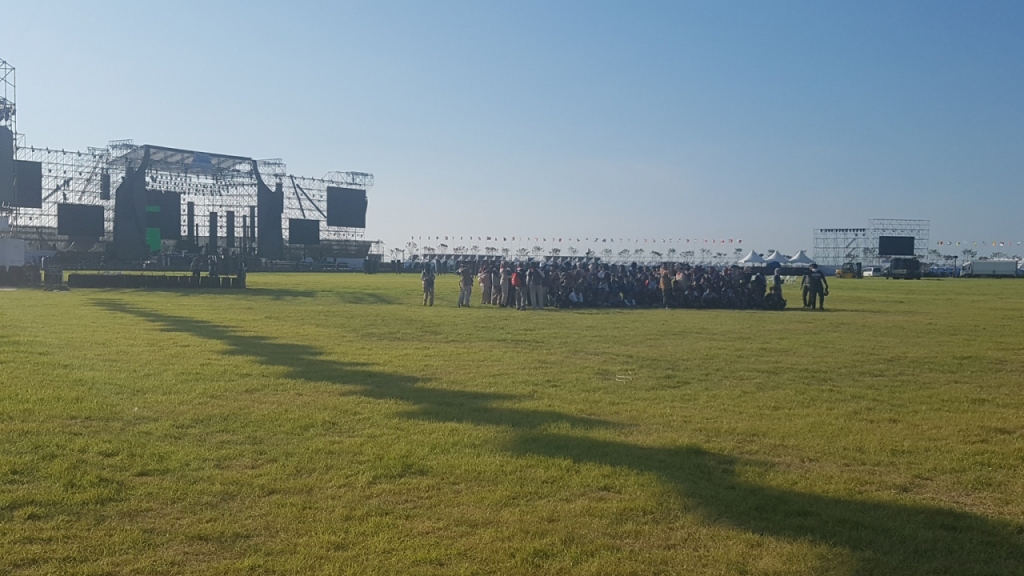 6일 저녁 K-팝 공연이 예정됐던 델타 구역 내 대집회장. 2일 윤석열 대통령 부부가 참석한 대규모 개영식이 열렸던 장소다. 아이브, 스테이씨 등이 무대에 오르는 K-팝 공연은 연기돼 6일에는 열리지 않는다. /사진= 유동주 기자