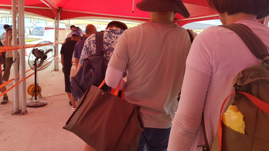 문체부·한국관광공사의 한국관광홍보관에서 K-캠핑 포토존에서 외국 대원들이 웃으며 기념사진을 찍고 있다.  /사진= 유동주 기자 /