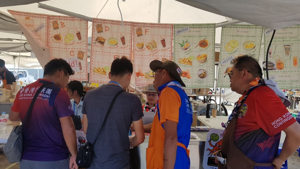 홍콩 푸드하우스에서 메뉴를 고르고 있는 성인 지도자들/사진= 유동주 기자