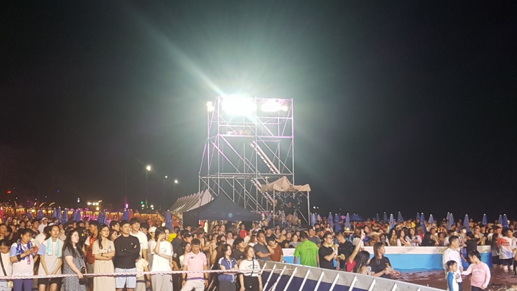 5일 새만금 잼버리장 인근 변산해수욕장 변산비치파티 풍경. 잼버리 성인 자원봉사자인 IST요원들과 관광객들이 휴무일에 축제장에 모여들었다./사진= 유동주 기자