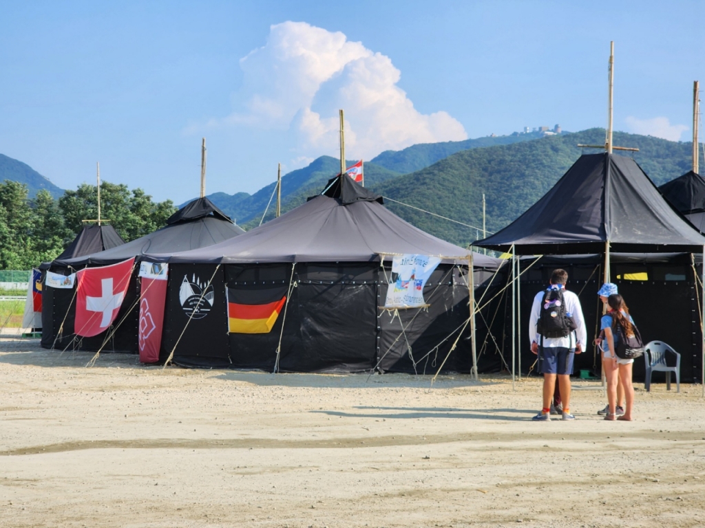 6일 오후 전북 부안군 새만금 세계잼버리 델타구역에 설치된 각국의 텐트들 /사진=김지현 기자 