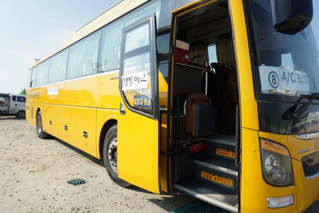 6일 오후 전북 부안군 새만금 세계잼버리 델타구역에 주차된 쿨링버스 /사진=김지현 기자