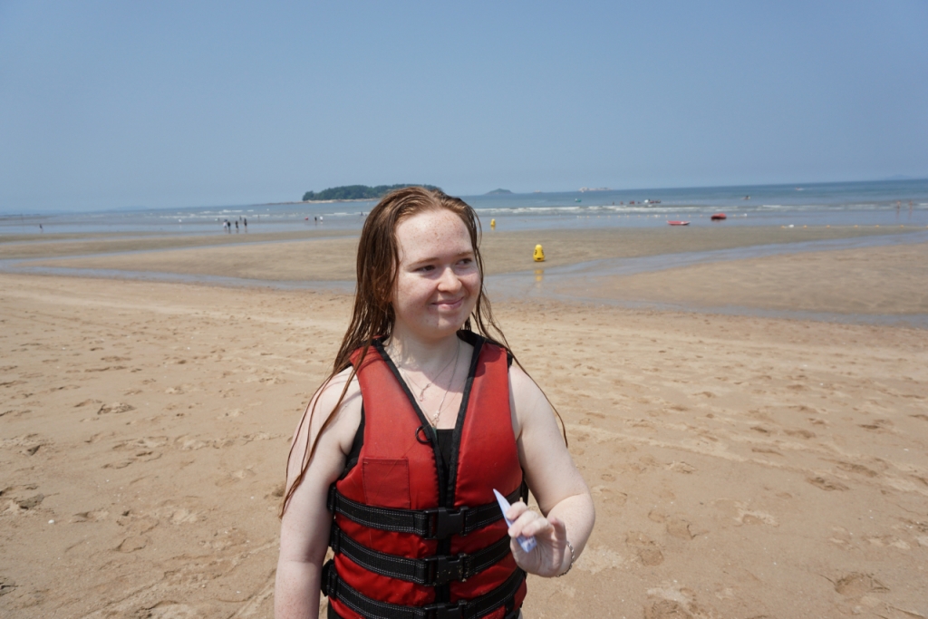 7일 오전 고사포 해수욕장에서 생존수영 프로그램에 참여한 스웨덴의 엘로라양(17) /사진제공=여성가족부 