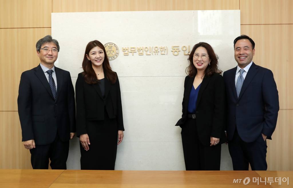 (왼쪽부터)법무법인 동인 국방·방위사업팀 이태일(사법연수원 31기)·강민주(연수원 42기)·임혜진(연수원 31기)·손광익(군법무관 15회) 변호사. /사진=김휘선 hwijpg@
