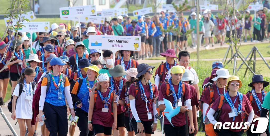 지난 6일 전북 부안군 새만금 환경생태단지에서 열린 세계스카우트잼버리 기념숲 식재행사에 참가한 스카우트 대원들이 이동하고 있다. /사진=뉴스1