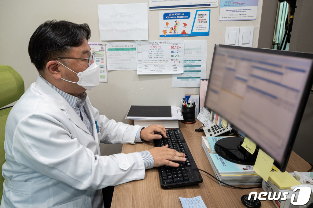 (서울=뉴스1) 유승관 기자 = 백재욱 도봉구의사회 총무이사가 30일 서울 도봉구 한 의원에서 비대면진료 시범사업 관련 비대면진료 실행과정을 시연 후 처방을 입력하고 있다.  보건복지부는 30일 오전 제9차 건강보험정책심의위원회에 '비대면진료 시범사업 추진방안'을 보고하고 오는 6월 1일부터 시범사업을 실시한다고 밝혔다. 비대면진료는 의원급 의료기관에서 대면진료 경험이 있는 재진 환자를 중심으로 이뤄진다. 2023.5.30/뉴스1  Copyright ? 뉴스1. All rights reserved. 무단 전재 및 재배포 금지.