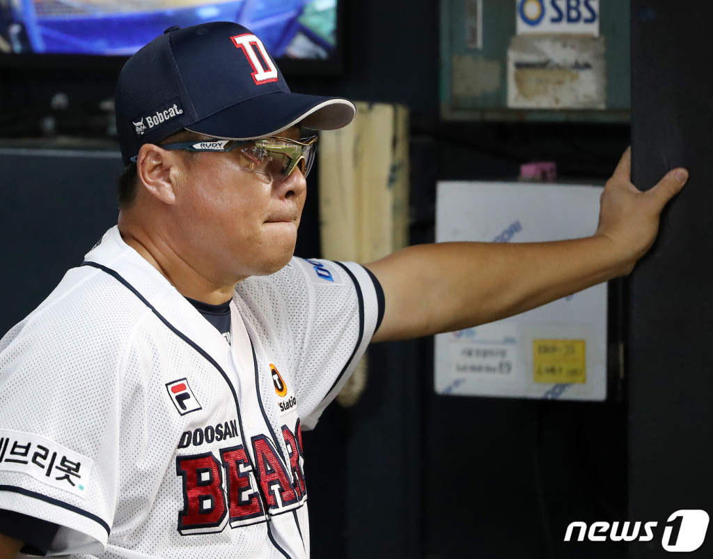 (서울=뉴스1) 김진환 기자 = 24일 오후 서울 송파구 잠실야구장에서 열린 '2022 신한은행 SOL KBO리그’ kt 위즈와 두산 베어스의 경기, 두산 김태형 감독이 7회말 경기를 지켜보고 있다. 2022.8.24/뉴스1 Copyright ? 뉴스1. All rights reserved. 무단 전재 및 재배포 금지.