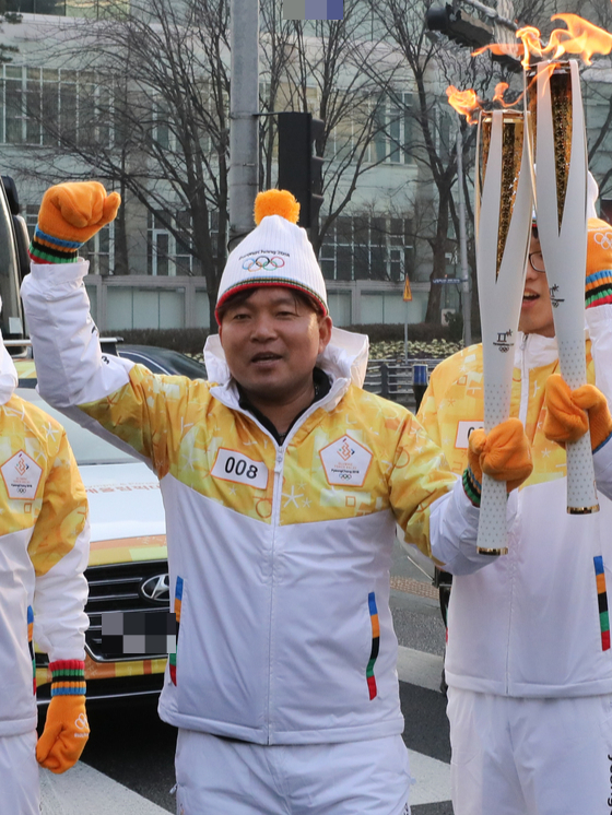 올림픽 마라톤 금메달리스트 황영조가 2018년 평창 동계올림픽 성화 봉송에 참여하고 있는 모습. /사진=뉴스1