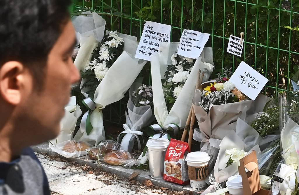 [성남=뉴시스] 김종택 기자 = 7일 경기도 성남시 분당구 서현역 인근 사건현장에 '서현역 흉기 난동' 피해자 이모 씨(64)를 추모하는 발길이 이어지고 있다. 이씨는 지난 3일 서현역 인근에서 피의자 최모 씨가 몬 차량에 치여 뇌사 상태에 빠졌고 6일 오전 2시경 끝내 병원에서 사망했다. 2023.08.07.