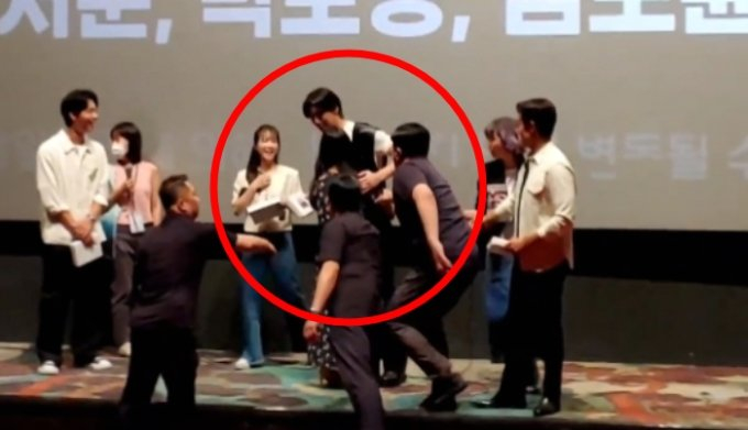 지난 5일 부산 부산진구 롯데시네마 서면에서 진행된 영화 '콘크리트 유토피아' 무대인사 도중 무대에 난입해 박서준을 끌어안은 관객 /사진=엑스(舊 트위터) 캡처