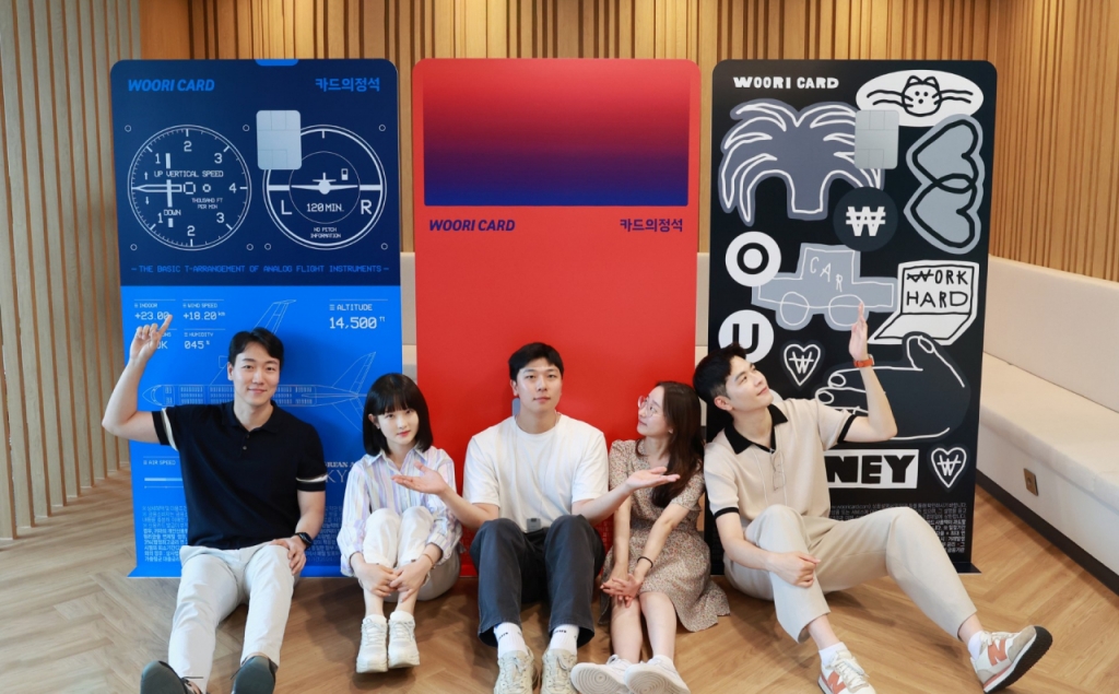지난달 24일 첫 독자카드 3종 '카드의정석' 출시를 기념해 사내 크리에이터 5인이 우리카드 광화문 본사 이벤트 포토존에서 포즈를 취하고 있다. 왼쪽 카드부터 카드의정석 EVERY MILE SKYPASS, 카드의정석 EVERY 1, 카드의정석 EVERY CHECK./사진제공=우리카드