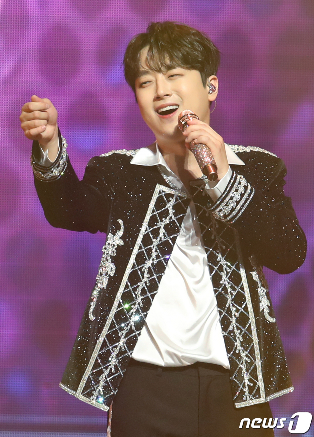 (서울=뉴스1) 권현진 기자 = 가수 이찬원이 18일 서울 송파구 올림픽공원 KSPO DOME에서 열린 ‘제32회 롯데면세점 패밀리 콘서트’(이하 ‘롯데 콘서트’)에서 화려한 무대를 선보이고 있다. ‘롯데 콘서트’는 2006년부터 롯데면세점이 해외 관광객을 유치하기 위해 직접 주최하는 K-POP 콘서트다. 2023.6.18/뉴스1 Copyright ? 뉴스1. All rights reserved. 무단 전재 및 재배포 금지.