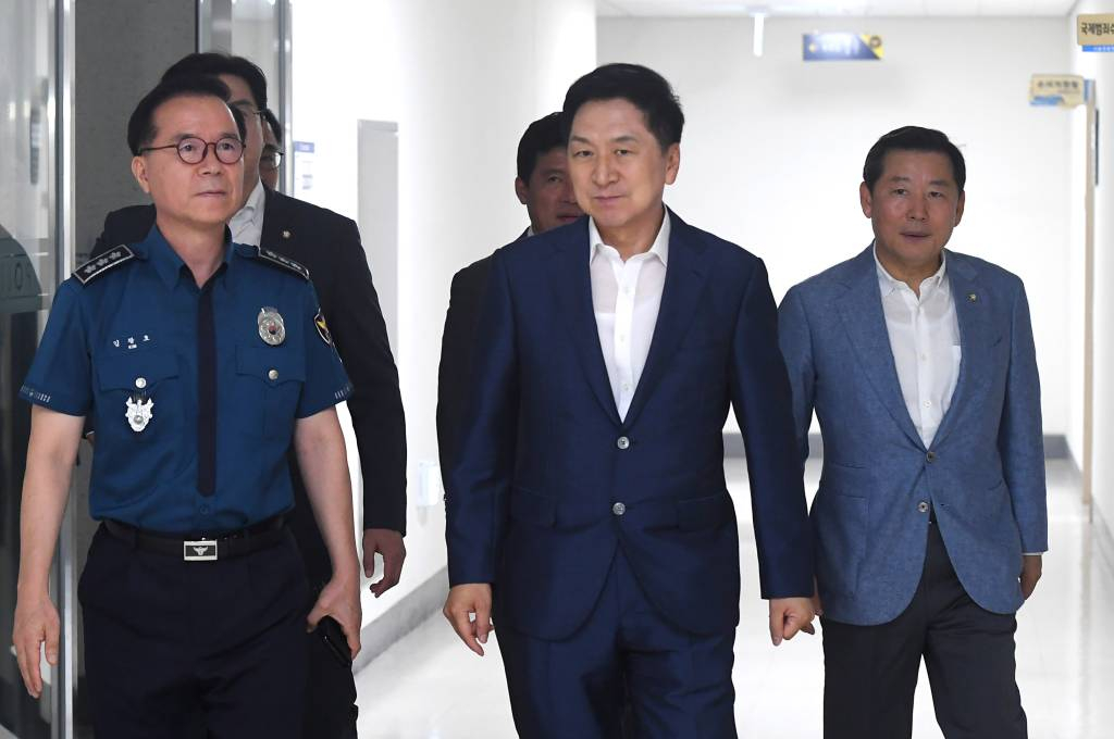 김기현(가운데) 국민의힘 대표와 김광호 서울경찰장장이 7일 오후 서울 마포구 서울경찰청 강력범죄수사대에서 열린 '해결사! 김기현이 간다-강력범죄대책 마련 현장방문'에 참석하고 있다. 2023.08.07. /사진=뉴시스