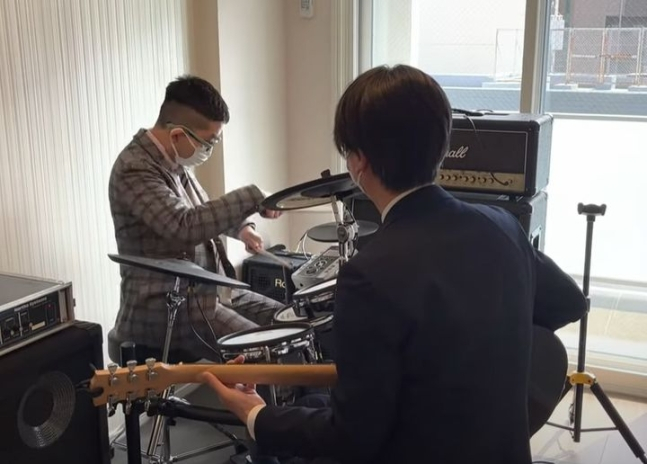 이웃의 눈치를 보지 않고도 큰 소리를 내며 생활할 수 있는 ‘방음 아파트’가 일본에서 인기를 끌고 있다고 16일(현지 시간) 일본 니혼게이자이신문은 보도했다. 사진은 방음아파트 뮤지션(MUSISION) 에서 악기연주를 하는 모습./사진=유튜브 갈무리