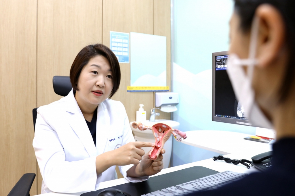 명지병원 산부인과 이연지 교수가 자궁근종 환자를 진료하고 있다./사진=명지병원