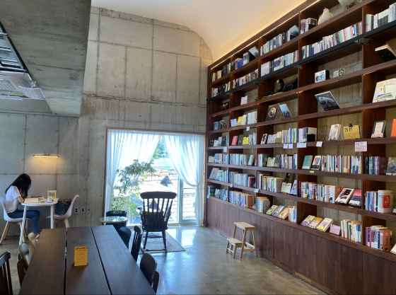 바라타리아 책방의 2층 서가./사진=남형도 기자