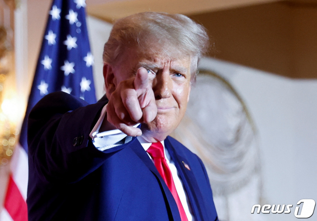 (팜비치 로이터=뉴스1) 정윤미 기자 = 도널드 트럼프 전 미국 대통령이 15일(현지시간) 미국 플로리다 팜비치 마러라고 리조트에서 오는 2024년에 있을 세 번째 대선 출마 선언을 하며 자신의 지지자들을 향해 손가락질을 하고 있다. 2022.11.15  ⓒ 로이터=뉴스1  Copyright ? 뉴스1. All rights reserved. 무단 전재 및 재배포 금지.