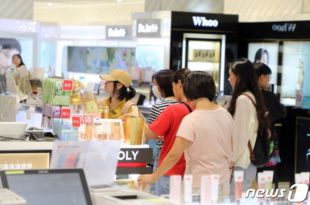 (제주=뉴스1) 고동명 기자 = 중국이 2017년 사드 사태 이후 6년 만에 한국 단체관광을 허용하기로 한 가운데 10일 오후 제주시 연동에 있는 롯데면세점에서 외국관광객들이 상품을 둘러보고 있다. 2023.8.10/뉴스1 Copyright ? 뉴스1. All rights reserved. 무단 전재 및 재배포 금지.