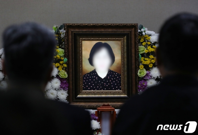 (성남=뉴스1) 김영운 기자 = 8일 오전 경기 성남시 분당구 분당제생병원 장례식장에서 '서현역 묻지마 흉기난동' 사건 희생자 60대 여성A씨의 발인식이 엄수되고 있다. 2023.8.8/뉴스1  Copyright (C) 뉴스1. All rights reserved. 무단 전재 및 재배포 금지.