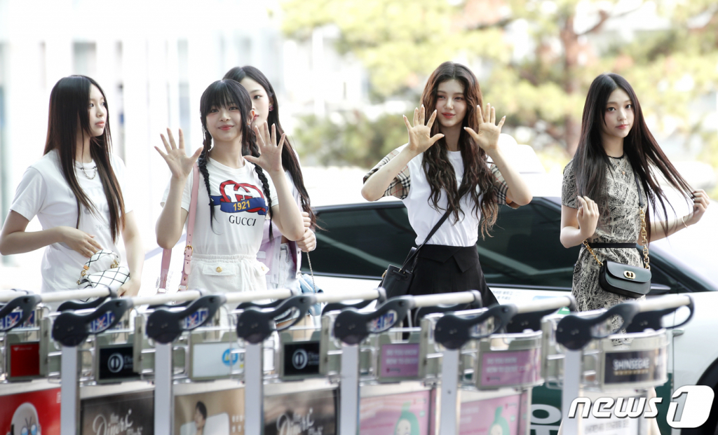 뉴진스의 혜인(왼쪽부터)과 하니, 민지, 다니엘, 해린이 해외 일정을 위해 지난달 31일 인천국제공항에 도착해 미국 시카고로 출국하고 있다. /사진=뉴스1