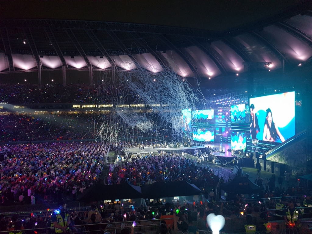 '뉴진스' 공연에 열광하는 잼버리 대원들. 2023.08.11/사진= 유동주 기자